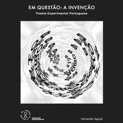 Capa de livro preto com título 'EM QUESTÃO: A INVENÇÃO' e texto distorcido no centro.