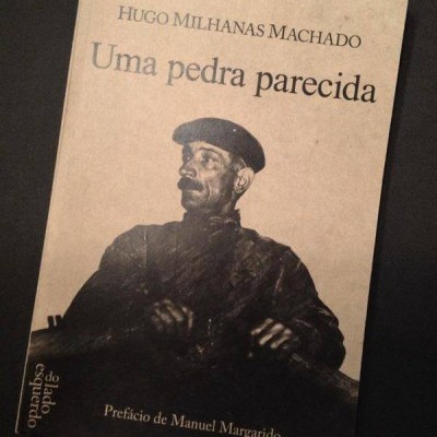 Capa do livro Uma pedra parecida de Hugo Milhanas Machado com fotografia de homem de boina.