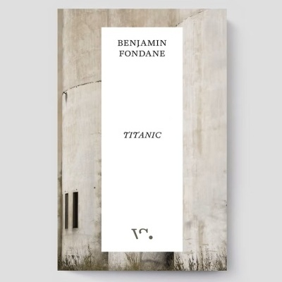 Capa de livro cinzenta com texto Benjamin Fondane Titanic