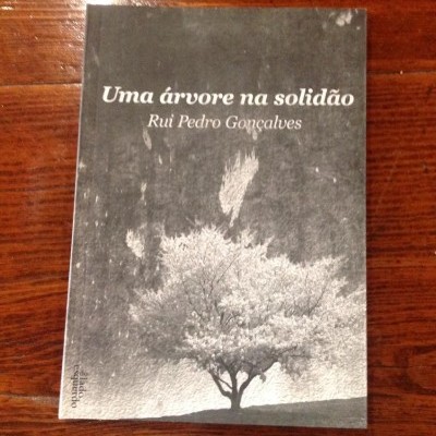 Livro 'Uma árvore na solidão' com capa preta e branca com árvore