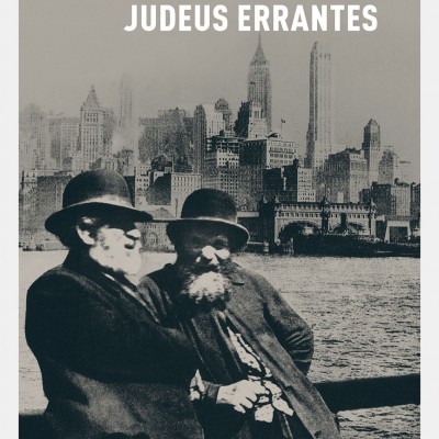 Capa do livro Judeus Errantes de Joseph Roth com imagem de dois homens e horizonte de cidade