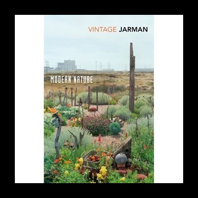 Capa do livro 'VINTAGE JARMAN MODERN NATURE' com imagem de campo com plantas e postes de madeira