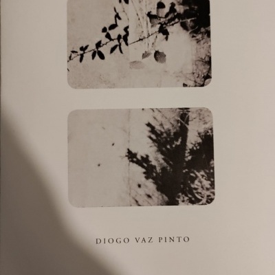 Página de livro com título, fotos em preto e branco e nome do autor.