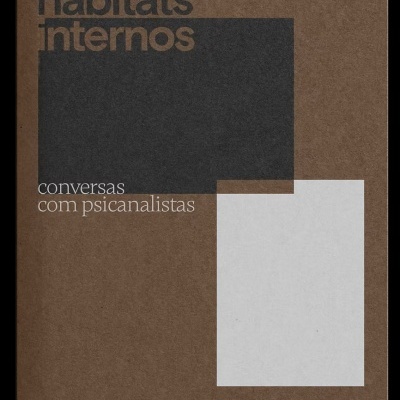 Capa de livro castanha com texto e formas geométricas em preto e branco.