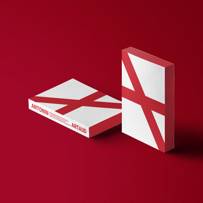 Dois livros com capas brancas e padrões vermelhos, um em pé e outro deitado, com título ANTONIN ARTAUD na lombada.