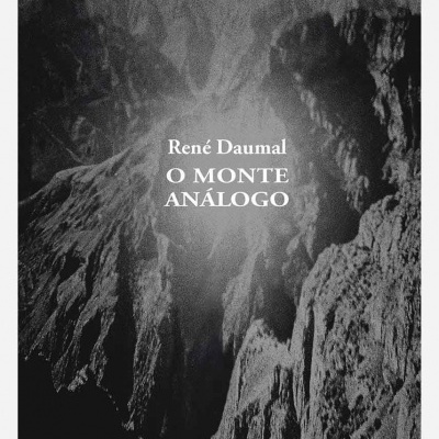 Capa de livro com uma formação montanhosa em preto e branco e texto central branco