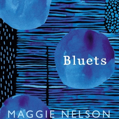 Capa de livro azul com padrões e texto 'Bluets' e 'MAGGIE NELSON'