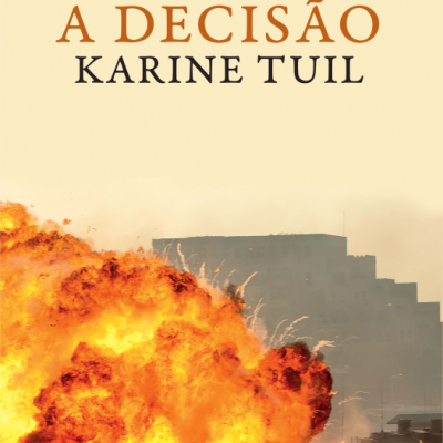 Capa de livro A DECISÃO de Karine Tuil com explosão em frente a edifício