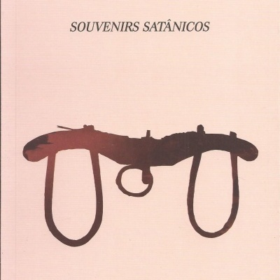 Capa de livro rosa com texto e ilustração de objeto metálico.