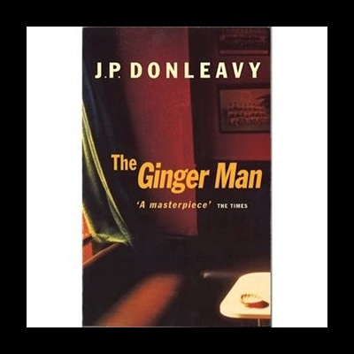 Capa de livro The Ginger Man de J.P. Donleavy com fundo escuro e texto amarelo e branco