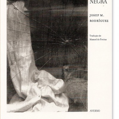 Capa de livro A CAIXA NEGRA com imagem em preto e branco e texto ao lado