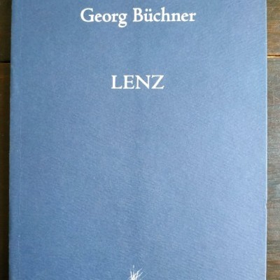 Livro azul escuro com título LENZ de Georg Büchner e logo VENDAVAL