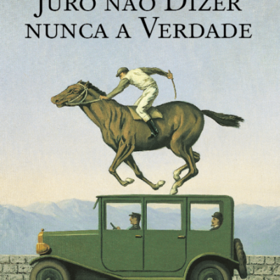 Capa de livro com cavalo a saltar por cima de carro verde antigo e dois homens visíveis dentro