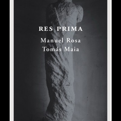 Estátua de pedra abstrata com texto sobreposto