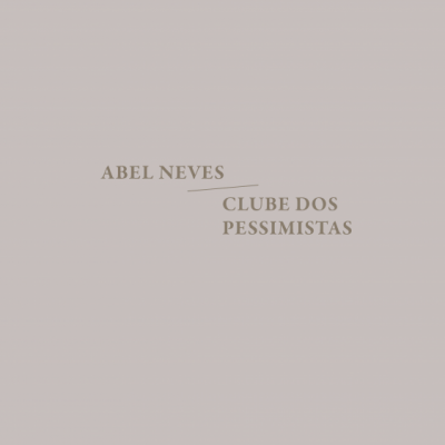 Capa de livro cinzenta com texto ABEL NEVES CLUBE DOS PESSIMISTAS