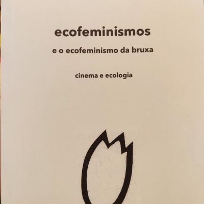 Capa de livro branco com texto preto e desenho preto estilizado