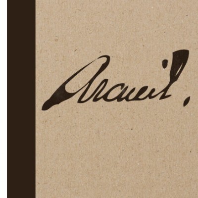 Capa bege texturizada com lombada preta e texto manuscrito a preto 'Araceli,'