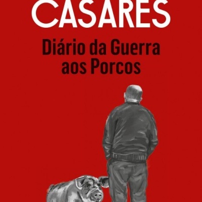 Capa vermelha de livro com título, autor e imagem de homem e porco a preto e branco.