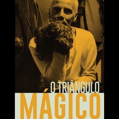 Capa do livro 'O Triângulo Mágico', biografia de Mário Cesariny por António Cândido Franco, com foto em tons sépia de duas pessoas abraçadas.