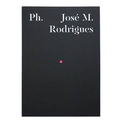 Livro capa preta com texto branco e ponto rosa no centro