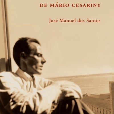 Capa de livro com texto vermelho e fotografia a sépia de homem sentado junto a janela