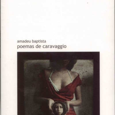 Capa do livro 'Poemas de Caravaggio' por Amadeu Baptista com foto de mulher em vestido vermelho segurando espelho com rosto de criança