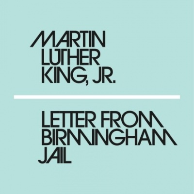 Capa azul clara do livro Letter From Birmingham Jail de Martin Luther King Jr.
