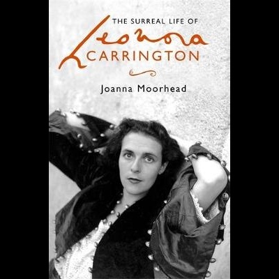 Capa de livro preto e branco com mulher e texto THE SURREAL LIFE OF LÉONA CARRINGTON
