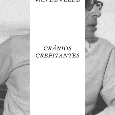 Homem de perfil com óculos e camisola clara com texto central em branco
