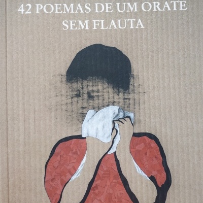 Capa de livro com título, autor e ilustração de pessoa a limpar o rosto com pano branco