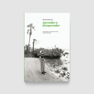 Capa de livro branco e preto com fotografia de homem junto a lago e árvores