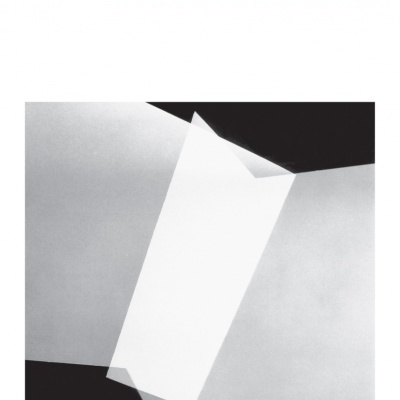 Capa de livro com texto e imagem abstrata em preto e branco