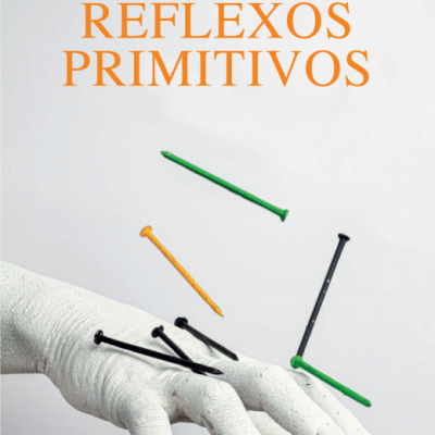 Capa do livro 'Reflexos Primitivos' de Peter Sloterdijk com mão branca e pregos coloridos