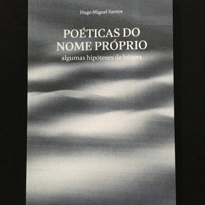 Capa de livro cinzento com título e nome do autor