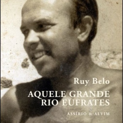 Capa de livro com fotografia de homem e texto AQUELE GRANDE RIO EUFRATES