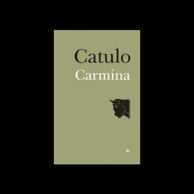 Capa de livro verde-oliva com título 'Catulo Carmina' e símbolo preto