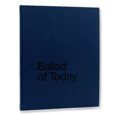 Livro azul escuro com título 'Ballad of Today' em preto