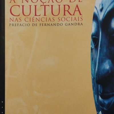 Capa de livro A NOÇÃO DE CULTURA NAS CIÊNCIAS SOCIAIS com escultura azul parcial