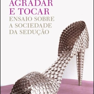 Capa de livro com escultura de sapato de moedas prateadas e texto do título.
