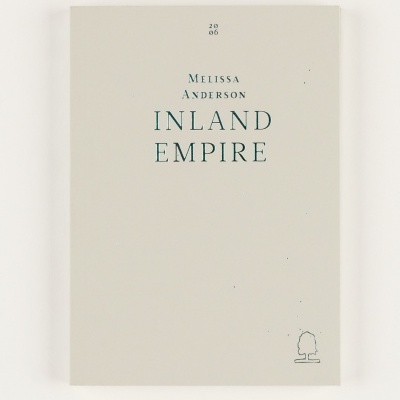 Livro branco com texto verde escuro Inland Empire na capa