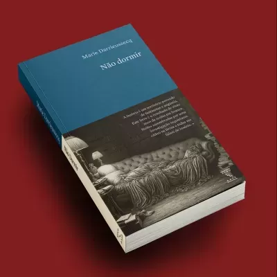 Livro 'Não dormir' de Marie Darrieussecq com capa azul e foto preto e branco de pessoa num sofá
