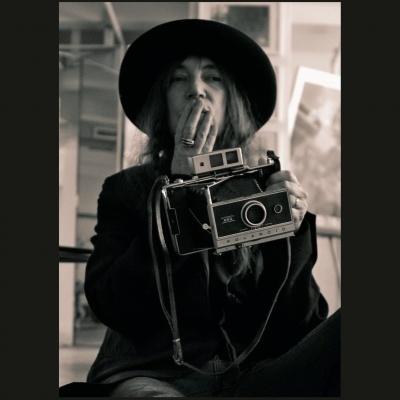 Capa do livro A Book of Days com pessoa a segurar câmara antiga e fumar