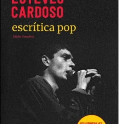 Capa de livro com título, autor e imagem a preto e branco de homem com microfone