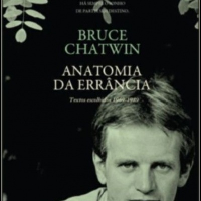 Capa de livro Anatoma da Errância de Bruce Chatwin com foto de homem jovem
