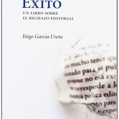 Capa de livro branco com título e autor em texto azul e preto e bola de papel com texto impresso