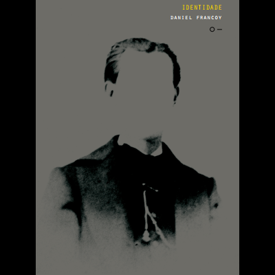 Capa de livro com fundo cinzento e texto IDENTIDADE DANIEL FRANCOY