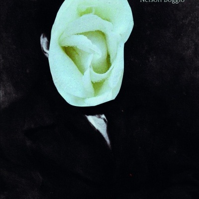 Capa de livro com homem de rosto coberto por flor branca e texto Hinos Nelson Boggio