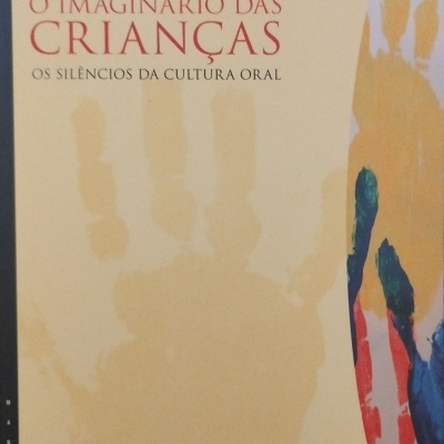 Capa de livro amarelo claro com mão pintada colorida e texto do título em várias cores