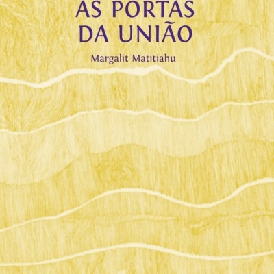 Capa de livro amarelo com padrão ondulado e texto do título e autor