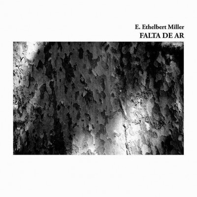 Capa de livro em preto e branco com textura de casca de árvore e título no canto superior direito